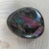 Galet Labradorite rose et multicolore – Image 2
