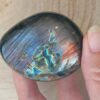 Galet Labradorite rose et multicolore – Image 4