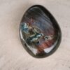 Galet Labradorite rose et multicolore