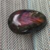 Galet Labradorite rose et multicolore – Image 2
